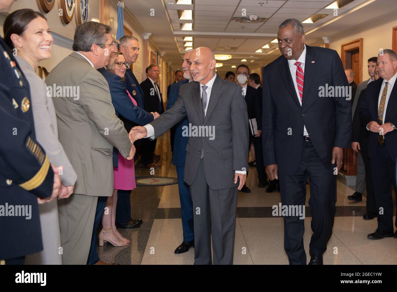 Le secrétaire à la Défense, Lloyd J. Austin III, le président de l'Afghanistan, Ashraf Ghani, et le président du Haut Conseil pour la réconciliation nationale, le Dr Abdullah Abdullah Abdullah, salue les hauts responsables lors d'un échange bilatéral au Pentagone, Washington, D.C., le 25 juin 2021. (Photo du DoD par le Sgt du corps des Marines des États-Unis. Taryn Escott) Banque D'Images