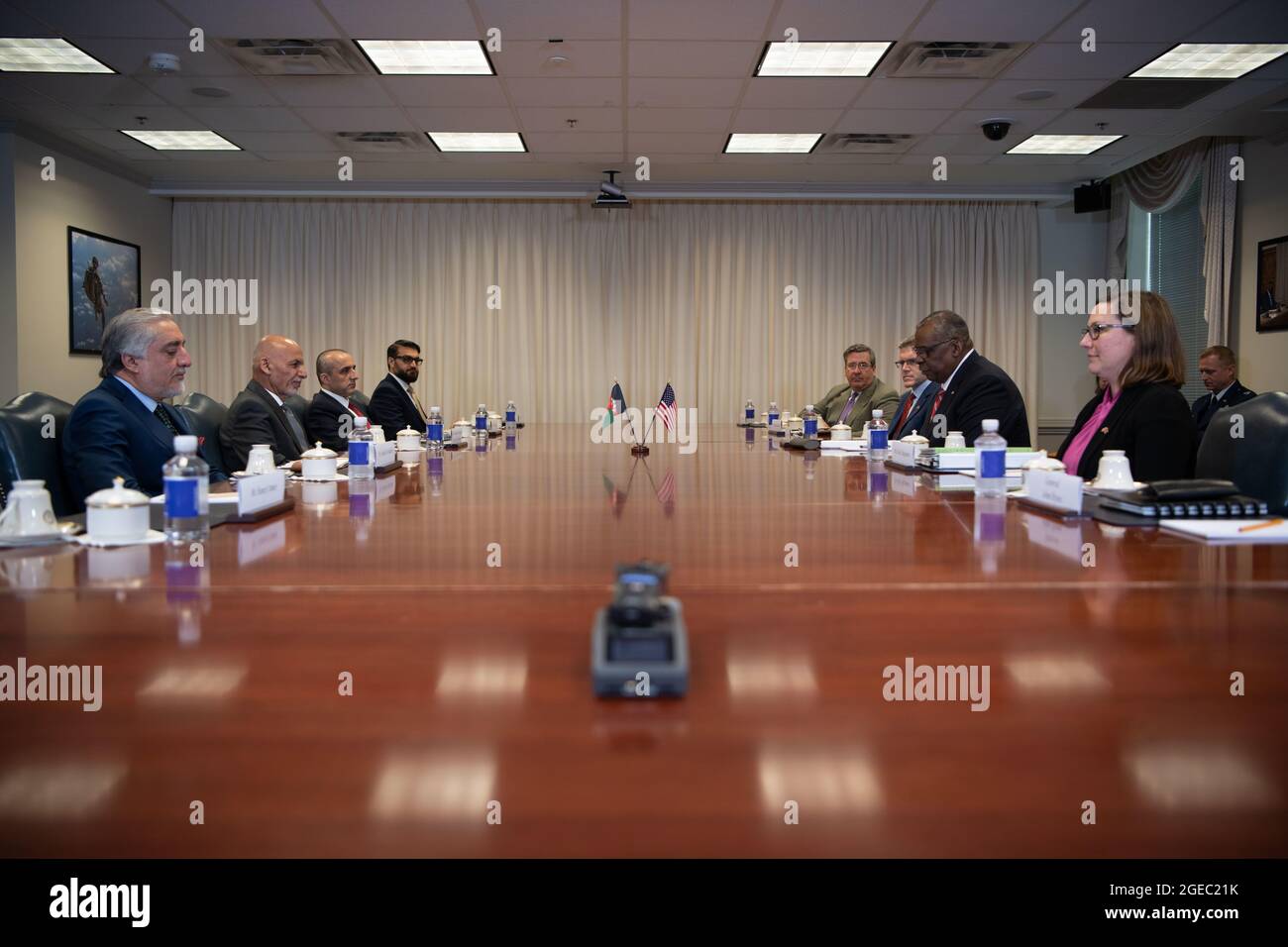 Le secrétaire à la Défense Lloyd J. Austin III s'entretient avec le président afghan Ashraf Ghani et le président du Haut Conseil pour la réconciliation nationale, le Dr Abdullah Abdullah Abdullah lors d'un échange bilatéral au Pentagone, Washington, D.C., le 25 juin 2021. (Photo du DoD par le Sgt du corps des Marines des États-Unis. Taryn Escott) Banque D'Images