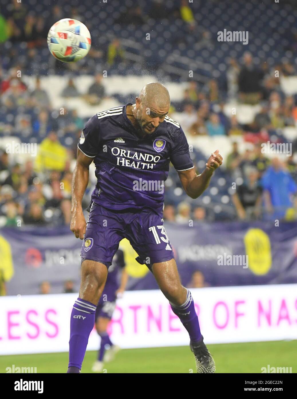 18 août 2021: Orlando City Forward Tesho Akindele (13) dirige le ballon contre le SC de Nashville pendant la deuxième moitié d'un match de MLS entre Orlando City et Nashville SC au Nissan Stadium à Nashville TN Steve Roberts/CSM Banque D'Images