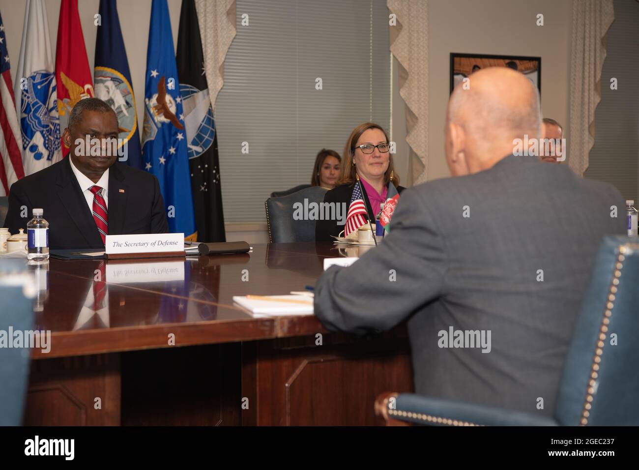 Le secrétaire à la Défense, Lloyd J. Austin III, s'entretient avec le président de l'Afghanistan, Ashraf Ghani, et le président du Haut Conseil pour la réconciliation nationale, le Dr Abdullah Abdullah Abdullah Abdullah, lors d'un échange bilatéral au Pentagone, à Washington, D.C., le 25 juin 2021. (Photo du DoD par le Sgt du corps des Marines des États-Unis. Taryn Escott) Banque D'Images