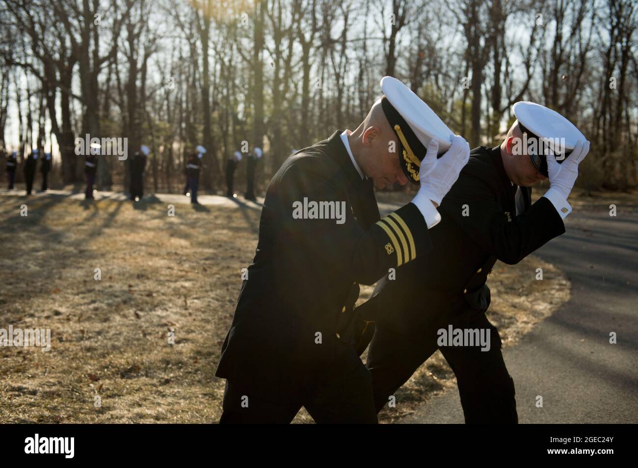 Les membres de la Garde d'honneur militaire américaine tiennent sur leurs couvertures alors qu'un hélicoptère arrive à Camp David, MD., le secrétaire de la Défense Ash carter, le chef de l'exécutif afghan Abdullah Abdullah Abdullah, le secrétaire d'État John Kerry, le secrétaire du Trésor Jacob L. Lew, Et le président afghan Ashraf Ghani (aucun en photo) à Camp David pour discuter de questions d'importance mutuelle le 23 mars 2015. (Photo du Sgt principal, Adrian Cadix)(sortie) Banque D'Images