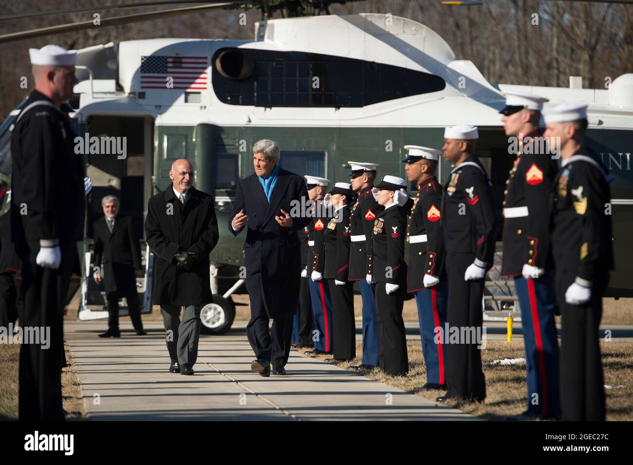 Le secrétaire d'État John Kerry marche avec le président afghan Ashraf Ghani à leur arrivée à Camp David, au Maryland, pour rencontrer et discuter de questions d'importance mutuelle avec le secrétaire à la Défense Ash carter, le secrétaire au Trésor Jacob L. Lew et le chef de l'exécutif afghan Abdullah Abdullah le 23 mars 2015. (Photo du Sgt principal, Adrian Cadix)(sortie) Banque D'Images