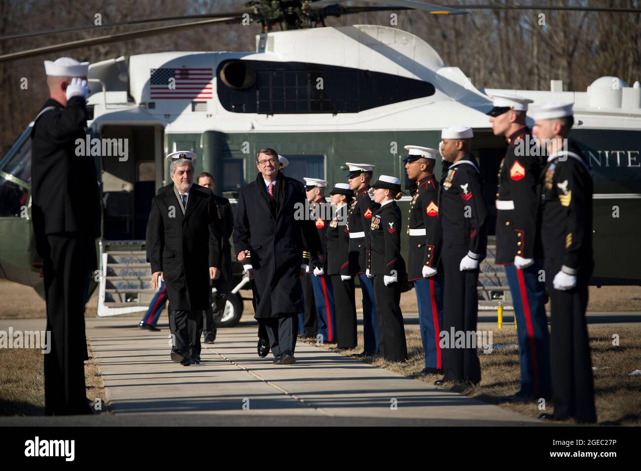 Le secrétaire à la Défense Ash carter marche avec le chef de l'exécutif afghan Abdullah Abdullah lorsqu'ils arrivent à Camp David, Md., pour rencontrer et parler de questions d'importance mutuelle avec le secrétaire d'État John Kerry, le secrétaire au Trésor Jacob L. Lew, et le président afghan Ashraf Ghani a 25 février 2015. (Photo du Sgt principal, Adrian Cadix)(sortie) Banque D'Images