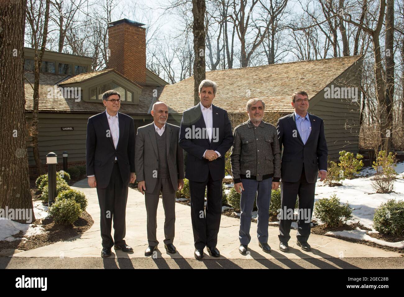 Le secrétaire au Trésor Jacob L. Lew, le président afghan Ashraf Ghani, le secrétaire d’État John Kerry, le chef de l’exécutif afghan Abdullah Abdullah Abdullah et le secrétaire à la Défense Ash carter saluent les médias à leur arrivée à Camp David, au Maryland, pour rencontrer et discuter de questions d’importance mutuelle avec, et le 23 mars 2015. (Photo du Sgt principal, Adrian Cadix)(sortie) Banque D'Images