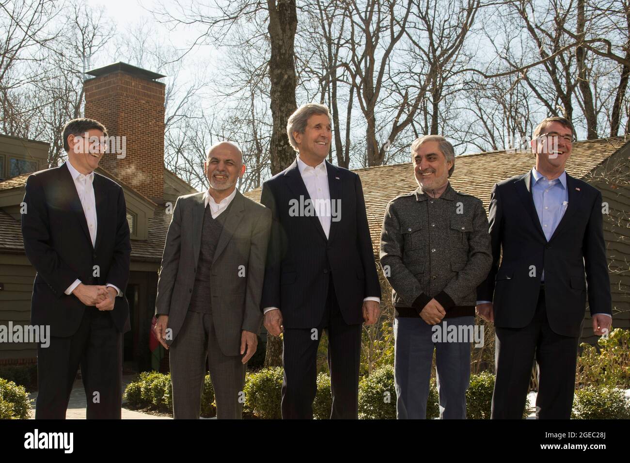 Le secrétaire au Trésor Jacob L. Lew, le président afghan Ashraf Ghani, le secrétaire d’État John Kerry, le chef de l’exécutif afghan Abdullah Abdullah Abdullah et le secrétaire à la Défense Ash carter saluent les médias à leur arrivée à Camp David, au Maryland, pour rencontrer et discuter de questions d’importance mutuelle avec, et le 23 mars 2015. (Photo du Sgt principal, Adrian Cadix)(sortie) Banque D'Images
