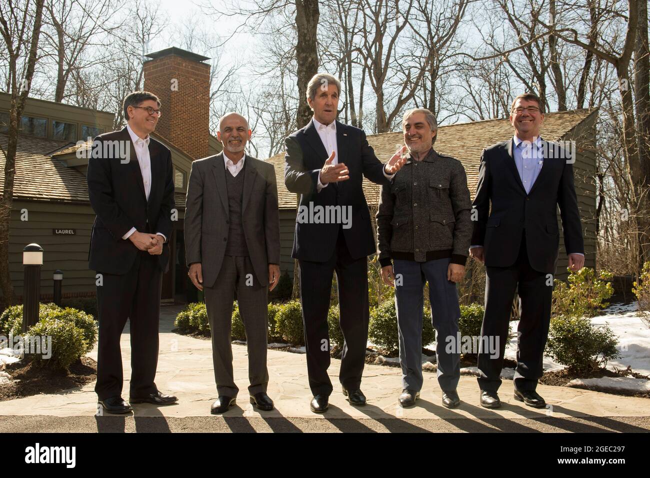 Le secrétaire au Trésor Jacob L. Lew, le président afghan Ashraf Ghani, le secrétaire d’État John Kerry, le chef de l’exécutif afghan Abdullah Abdullah Abdullah et le secrétaire à la Défense Ash carter saluent les médias à leur arrivée à Camp David, au Maryland, pour rencontrer et discuter de questions d’importance mutuelle avec, et le 23 mars 2015. (Photo du Sgt. Adrian Cadix)(publié) Banque D'Images