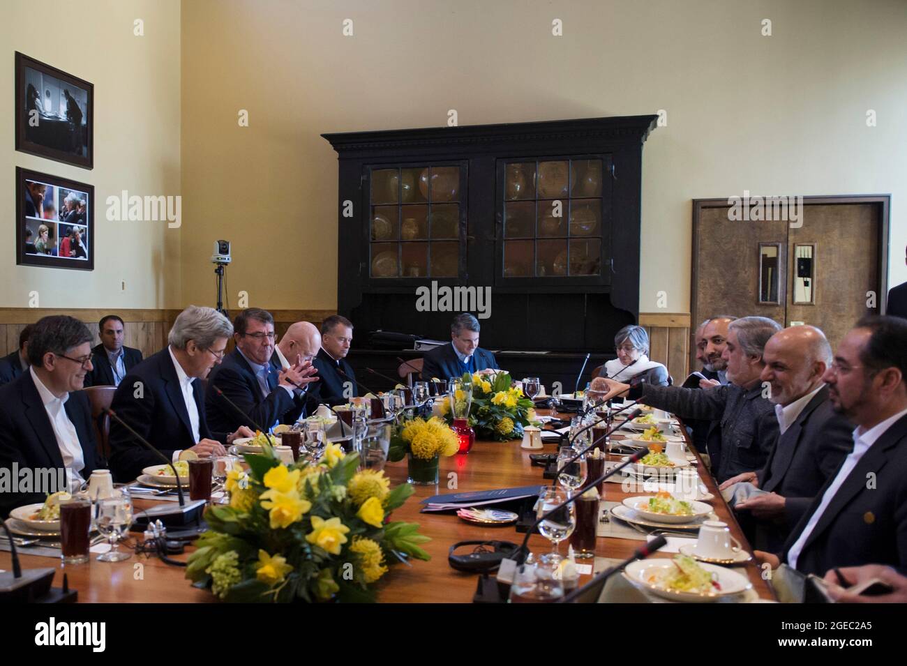 Le secrétaire au Trésor Jacob L. Lew, le secrétaire d’État John Kerry, le secrétaire à la Défense Ash carter (côté gauche) ont un déjeuner de travail avec le président afghan Ashraf Ghani et le chef de l’exécutif afghan Abdullah Abdullah Abdullah à Camp David, au Maryland, pour discuter de questions d’importance mutuelle le 23 mars 2015. (Photo du Sgt principal, Adrian Cadix)(sortie) Banque D'Images