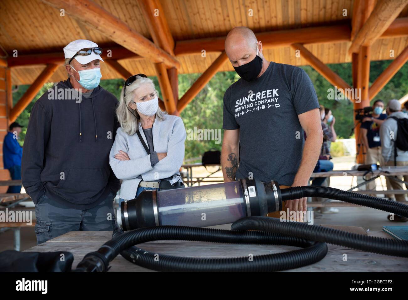 Blaine, Washington DC, États-Unis. 18 août 2021. L'entomologiste de la WSDA, Chris Looney (à droite), s'entretient avec le public lors d'une journée d'entraînement sur le terrain du géant asiatique hornet au parc national de Birch Bay à Blaine, Washington, le mardi 18 août 2021. Le département de l'agriculture de l'État de Washington forme le personnel du département de l'agriculture de l'Oregon pour répondre aux détections du géant asiatique hornet dans la région. Crédit : Paul Christian Gordon/Alay Live News Banque D'Images