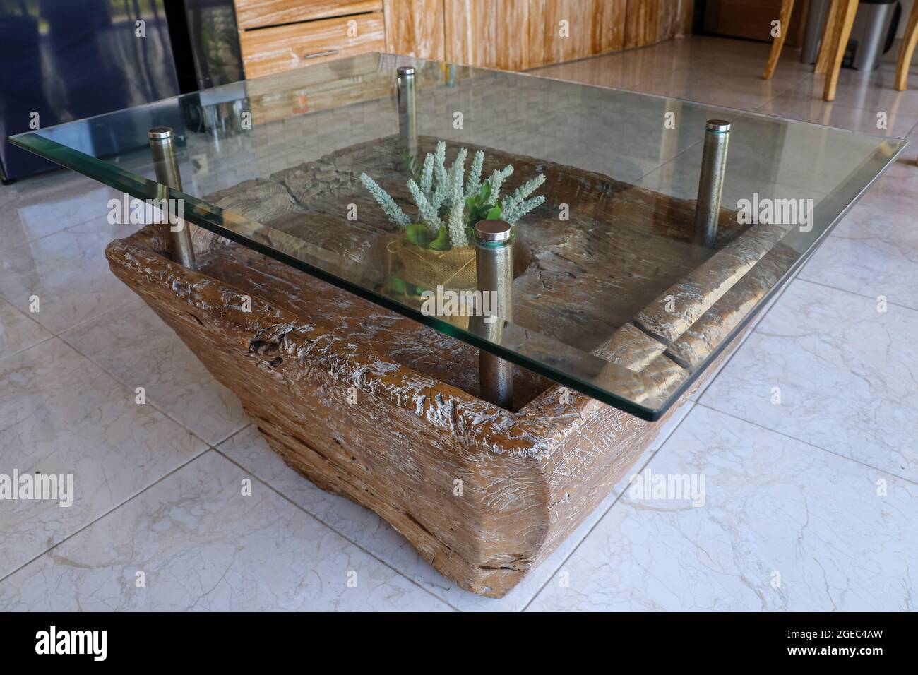 table en verre avec support en bois isolé sur sol blanc Photo Stock - Alamy