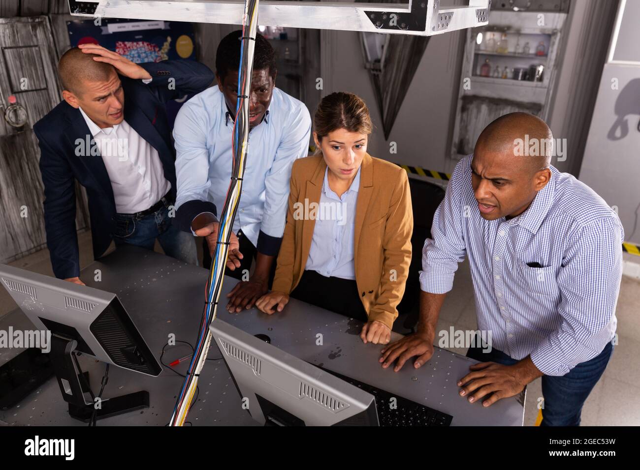 Quatre amis à la recherche d'une sortie de la salle de quête Banque D'Images