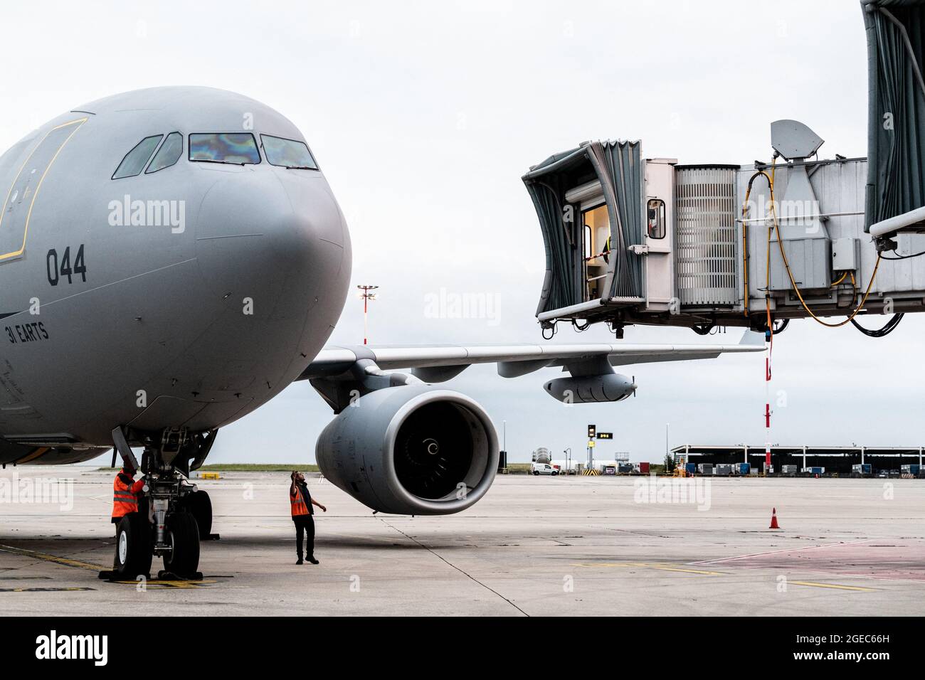 L'Airbus A330 de l'Airforce française arrive à l'aéroport Roissy Charles de Gaulle, au nord de Paris, en France, le 18 août 2021, dans le cadre de l'opération 'Apagan'. L'opération militaire baptisée « Apagan » a été lancée pour évacuer les ressortissants français et les collègues afghans d'Afghanistan, après une fin incroyablement rapide de la guerre de 20 ans en Afghanistan, alors que des milliers de personnes ont pris l'aéroport de la ville pour tenter de fuir la marque terrifiée de régime islamiste du groupe. Photo de Daniel Derajinski/ABACAPRESS.COM Banque D'Images