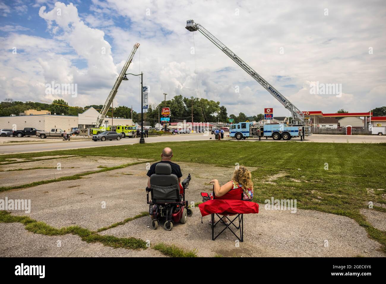 Bloomington, États-Unis. 18 août 2021. Un cortège funéraire pour le ambulancier tombé Brandon Staley sur W. Morgan Street à Spencer, Indiana.Staley est mort d'une crise cardiaque tout en travaillant comme ambulancier pour le EMS du comté d'Owen (Emergency Medical Services). Staley venait de répondre à un accident de véhicule et était dans une ambulance avec des survivants de l'accident les aidant sur le chemin d'un hôpital quand il lui-même est tombé malade. Crédit : SOPA Images Limited/Alamy Live News Banque D'Images