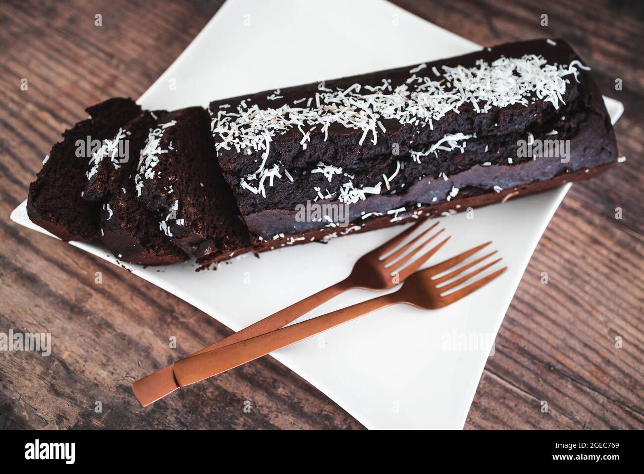 Genoise Au Chocolat Noir Vegan Gateau De Madere Avec Garniture A La Noix De Coco Recettes Alimentaires Saines A Base De Plantes Photo Stock Alamy