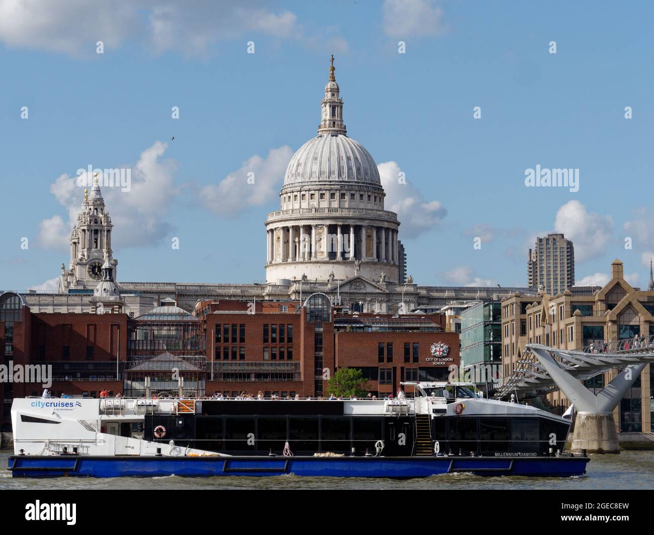 Le bateau sur la Tamise passe devant la cathédrale St Pauls et la City of London School avec le pont du millénaire à droite. Banque D'Images
