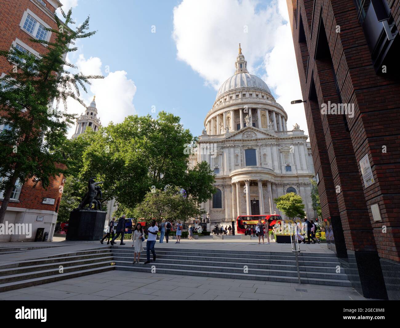 Londres, Grand Londres, Angleterre, 10 août 2021 : à quelques pas en face de la cathédrale St Paul. Banque D'Images