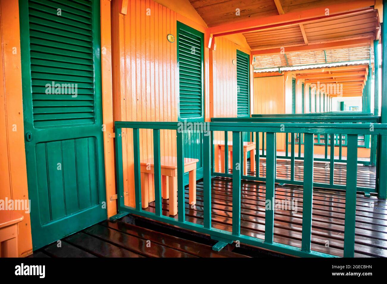 Détails de cabines de plage typiques, colorées en Italie de Versilia Banque D'Images