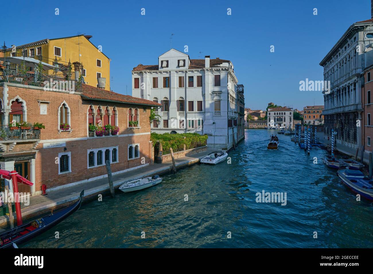 Vue sur la Canale di Cannaregio depuis le Ponte delle Guglie à Venise Banque D'Images