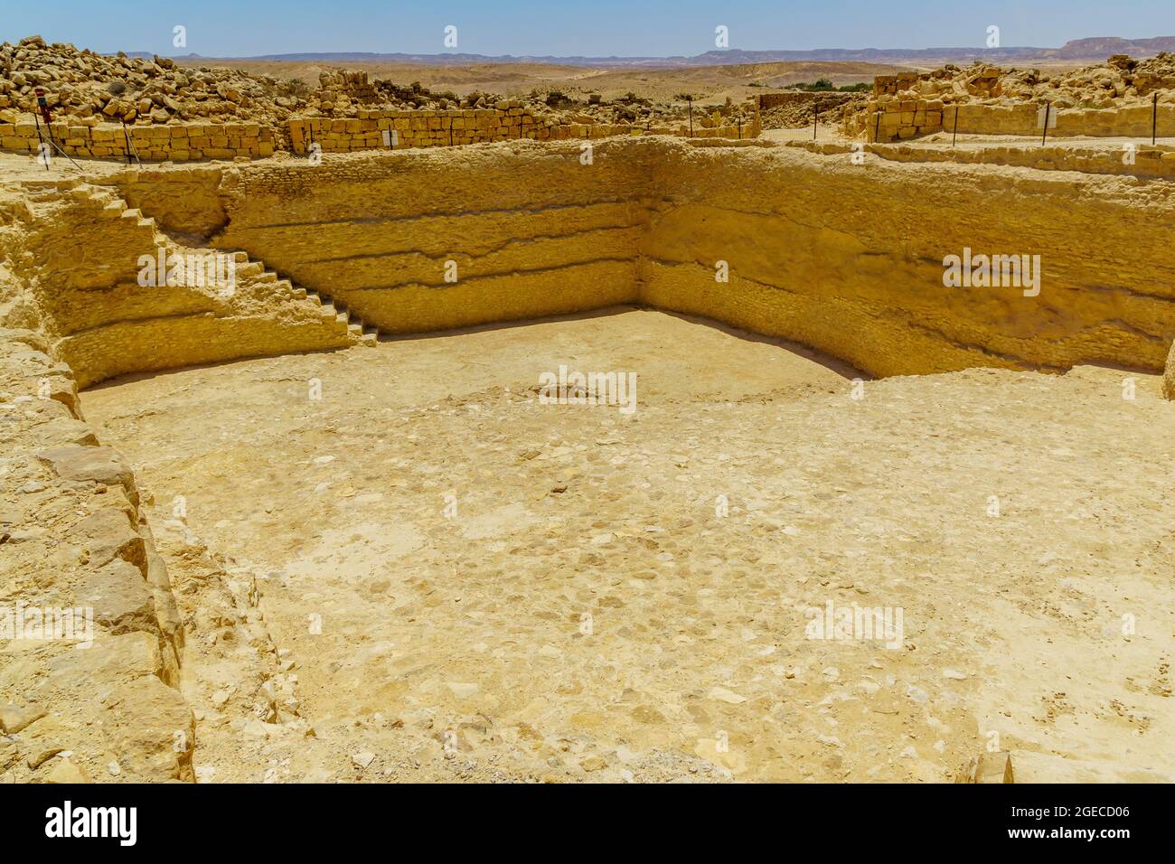 Vue sur le réservoir d'eau en ruines de l'ancienne ville nabatéenne de Shivta, aujourd'hui parc national, dans le désert du Néguev, au sud d'Israël Banque D'Images