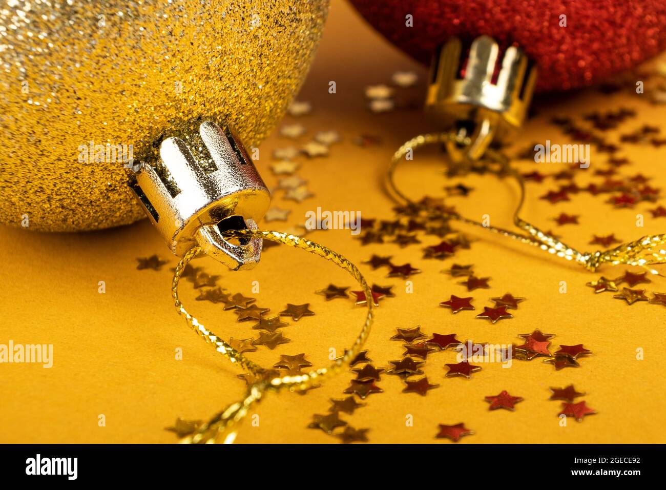 Jouets du nouvel an couleur rouge et or, ambiance de Noël. Banque D'Images