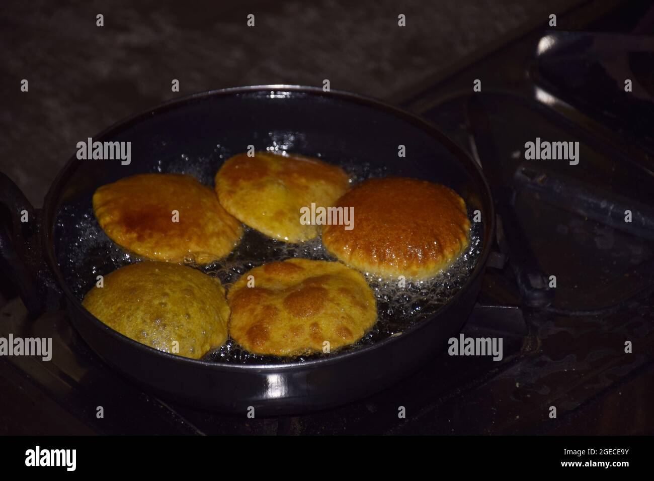 Friture indienne célèbre de la nourriture chapati sur gaz GPL poêle,  l'huile d'ébullition dans la poêle à frire avec fond sombre Photo Stock -  Alamy