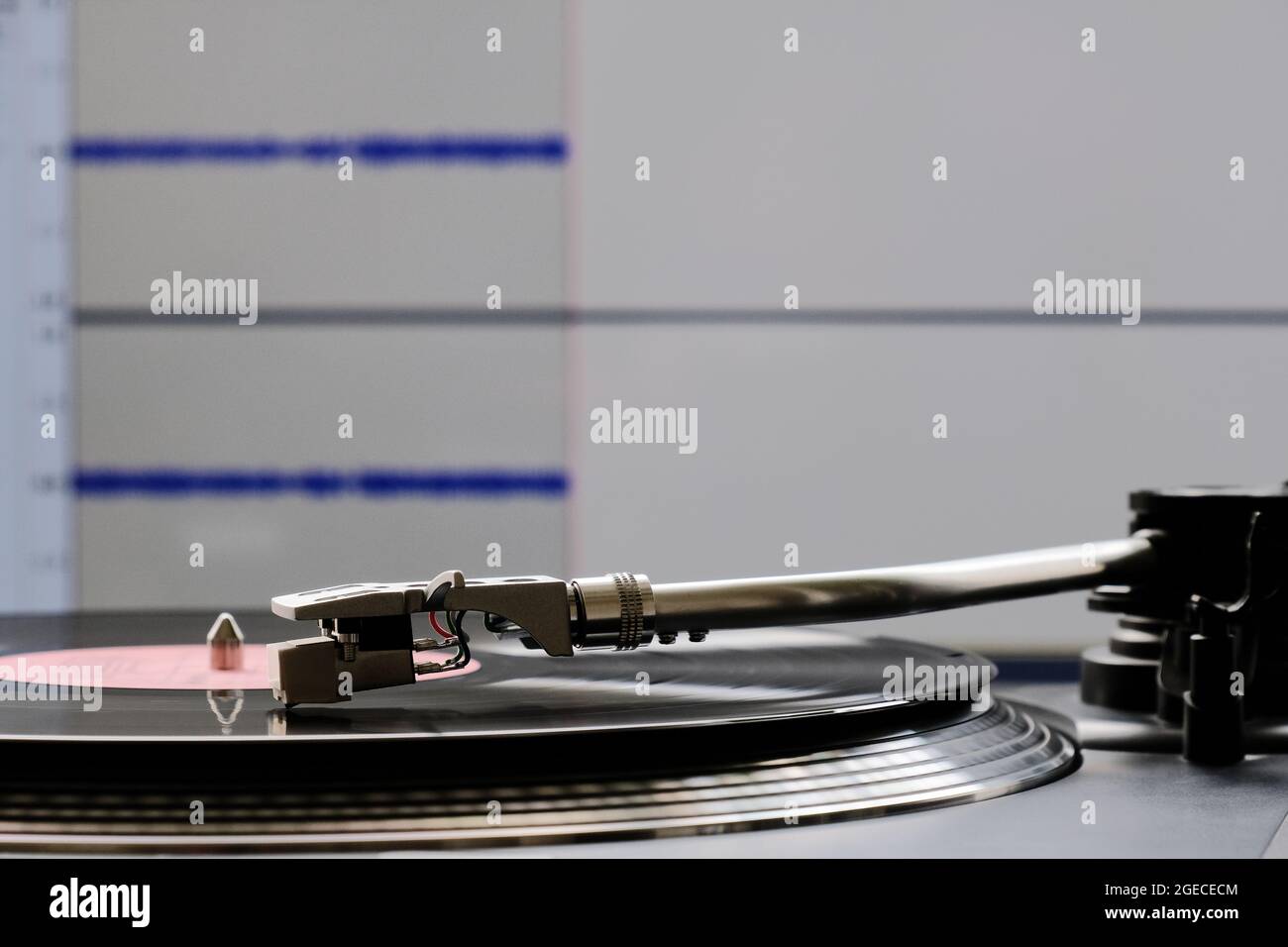 Enregistrement de vinyle et platine lors de la conversion audio analogique-numérique à l'aide d'un logiciel informatique. Banque D'Images