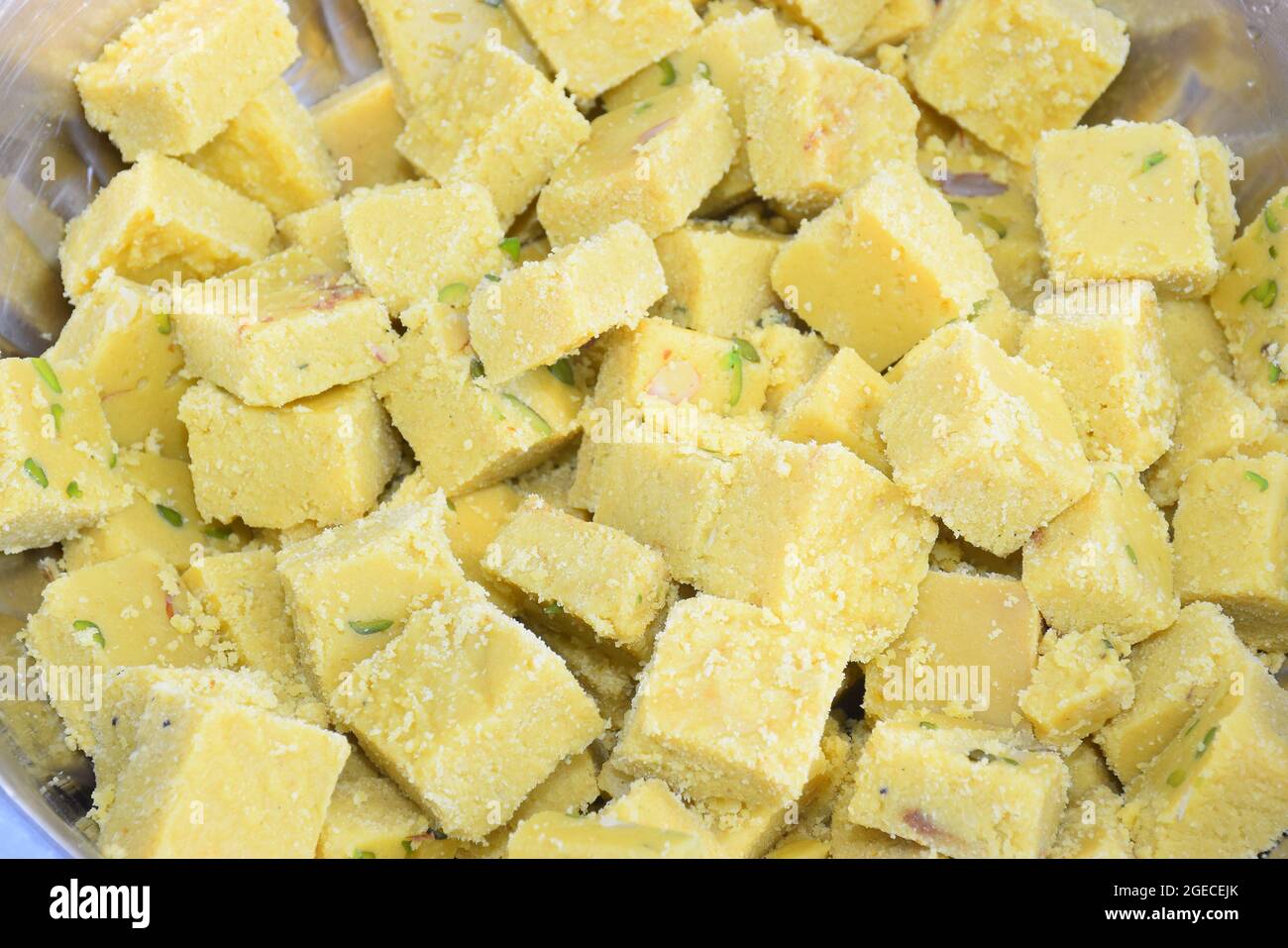 Bonbons pour mariage hindou indien, katli de noix de cajou et plaques  d'acier Photo Stock - Alamy