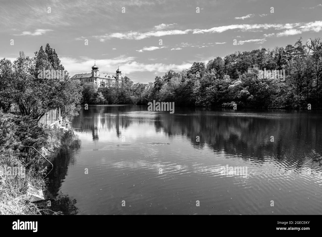 Mnisek pod Brdy - Château romantique avec beau jardin, République tchèque. Image en noir et blanc. Banque D'Images