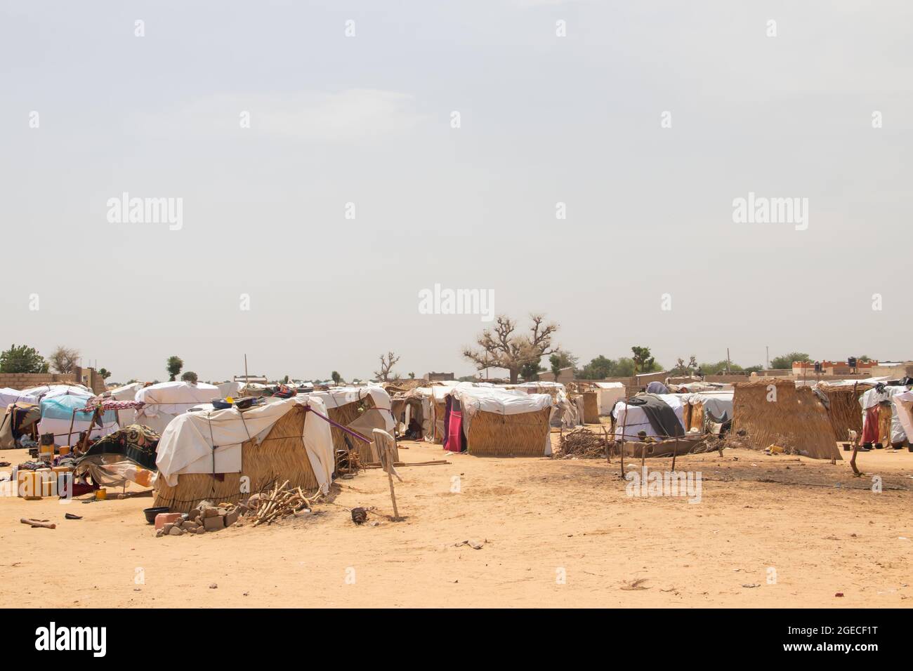Camp de réfugiés fait de matériaux locaux et de feuilles de plastique, personnes vivant dans des conditions très mauvaises, manque d'eau propre, accès à la santé Banque D'Images