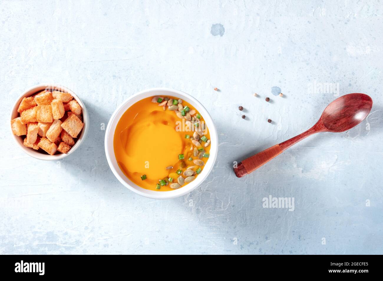 Soupe de courge musquée au poivre noir, prise de vue à plat sur fond gris ardoise avec espace de copie Banque D'Images