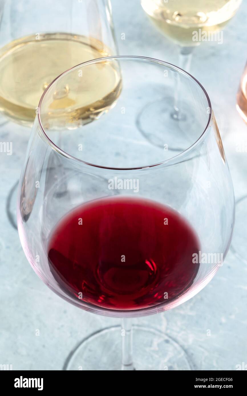 Vin rouge et blanc dans différents verres lors d'une dégustation de vin. Gros plan Banque D'Images