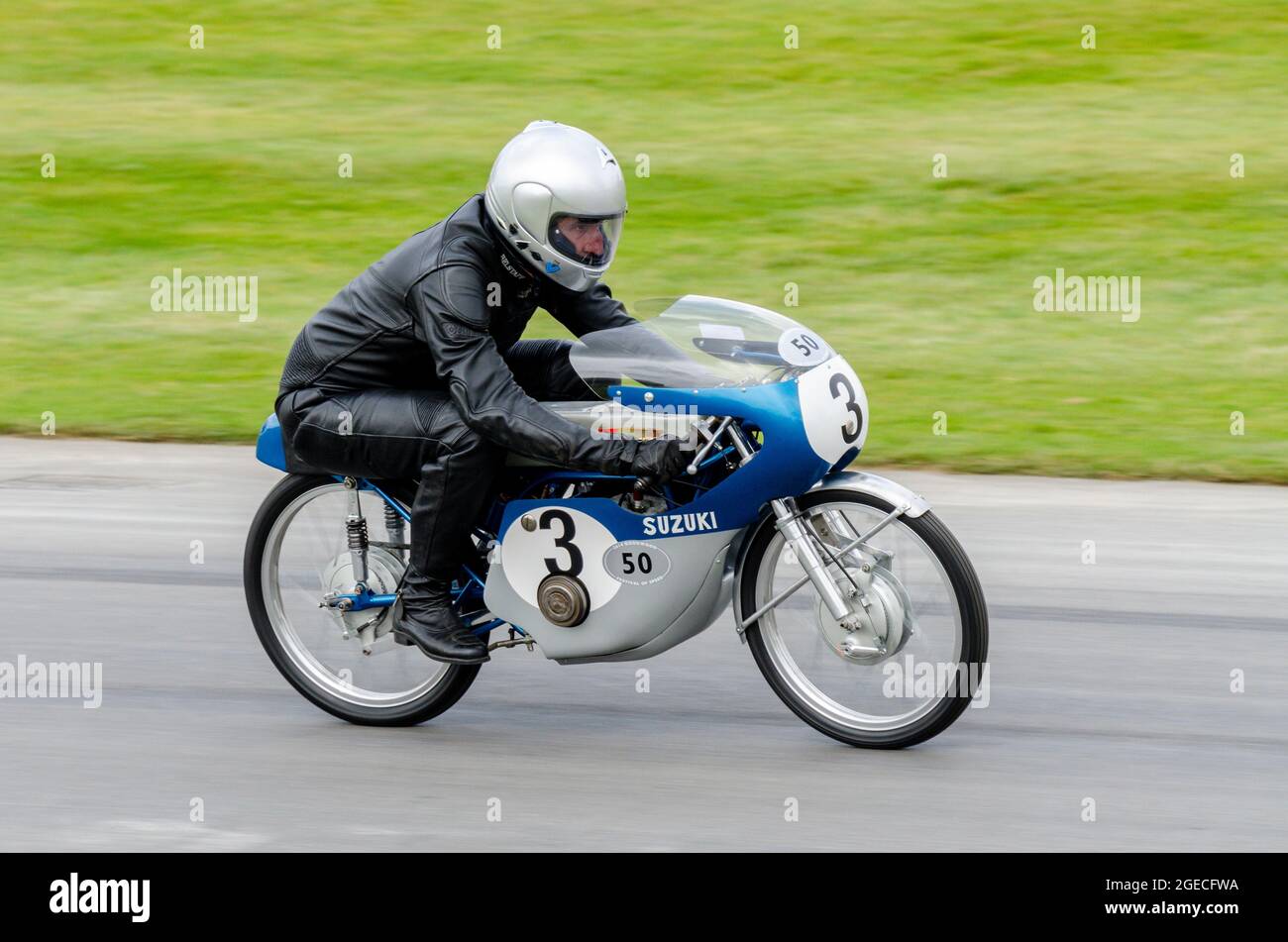 1964 Suzuki RM50 moto qui monte sur la piste de montée de la colline à  l'épreuve de course automobile du Goodwood Festival of Speed 2014 Photo  Stock - Alamy
