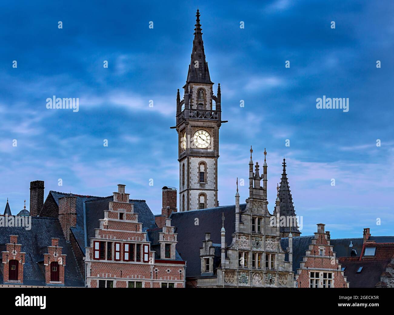 Vue sur la tour de l'horloge du bureau de poste au coucher du soleil. Gent.  Belgique Photo Stock - Alamy