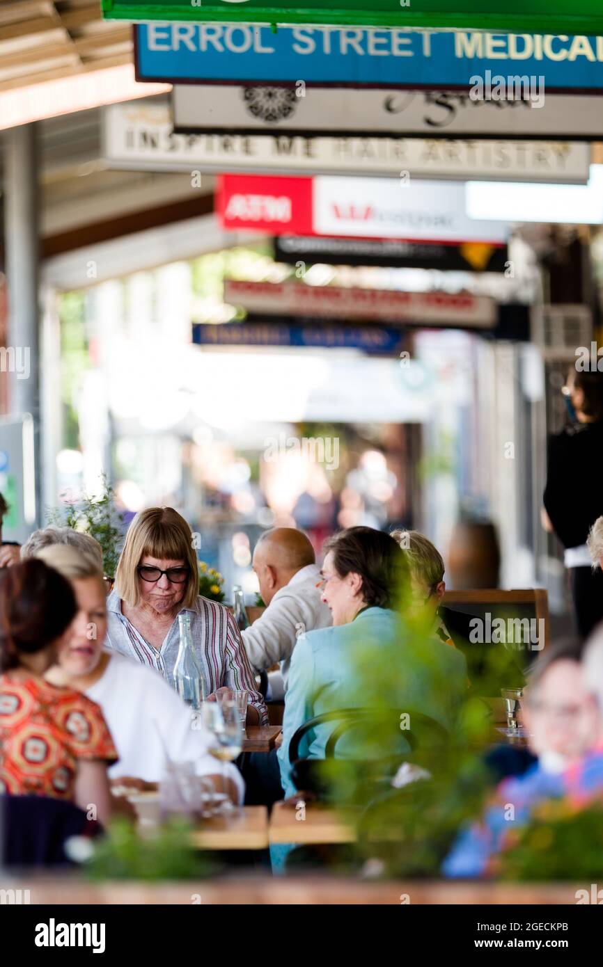 Melbourne, Australie, 28 octobre 2020. Possibilité de dîner à l'extérieur pendant que les habitants de la région apprécient le déjeuner sur Errol Street pendant la COVID-19 à Melbourne, en Australie. Melbourne rouvre. Certaines restrictions ont été assouplies aujourd'hui, ce qui a vu de nombreux secteurs de l'hôtellerie et de la vente au détail redémarrer après de nombreux mois en hibernation. Crédit : Dave Helison/Speed Media/Alamy Live News Banque D'Images