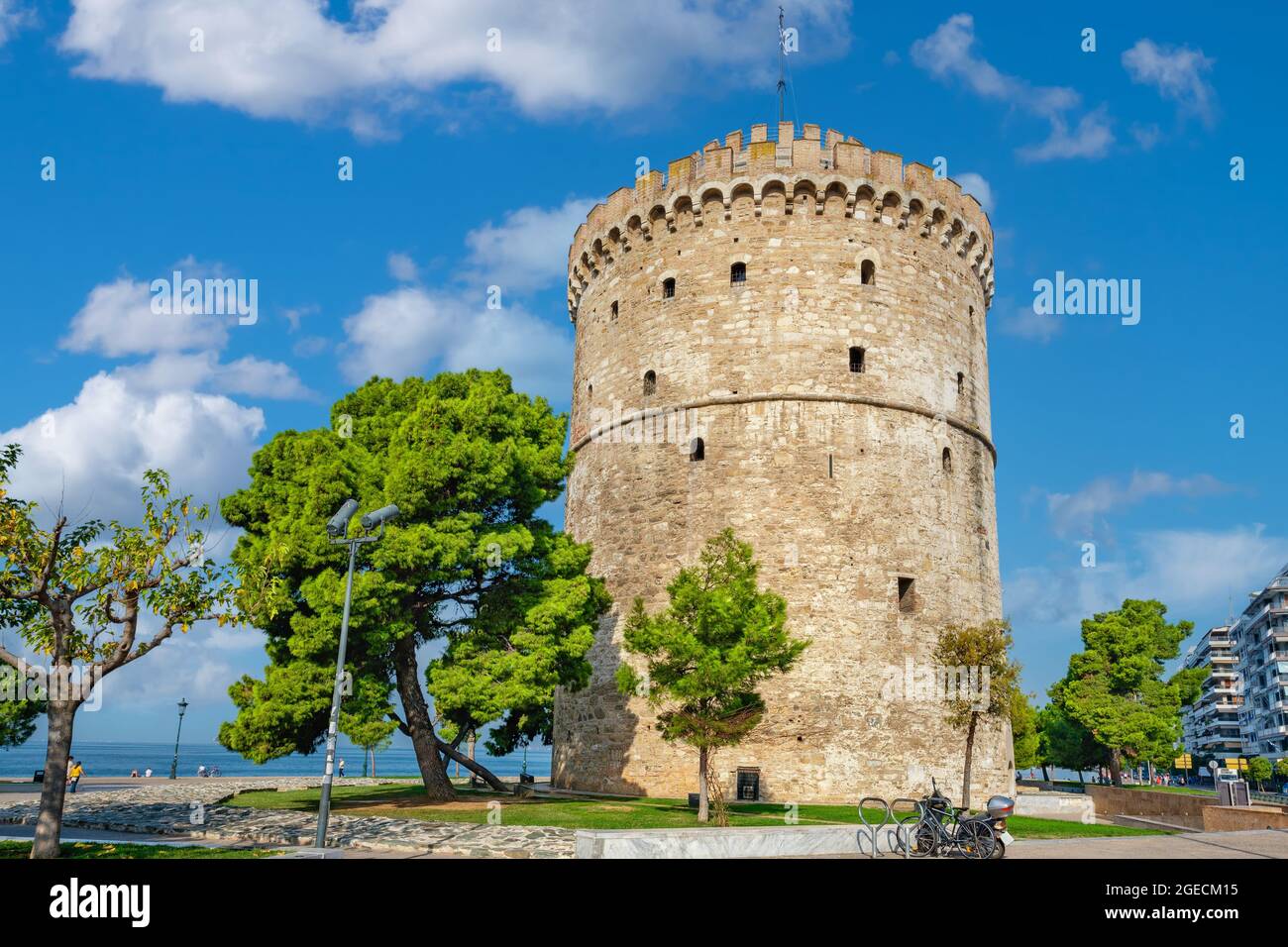 Vue sur la Tour Blanche historique sur la promenade de la mer à Thessalonique. Grèce Banque D'Images