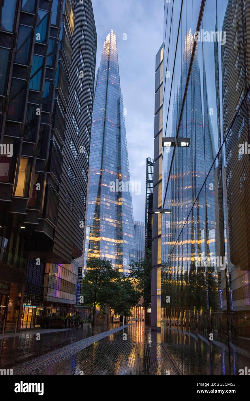 Wet Summer Morning à More London Riverside sur la South Bank of London, Angleterre Royaume-Uni Banque D'Images