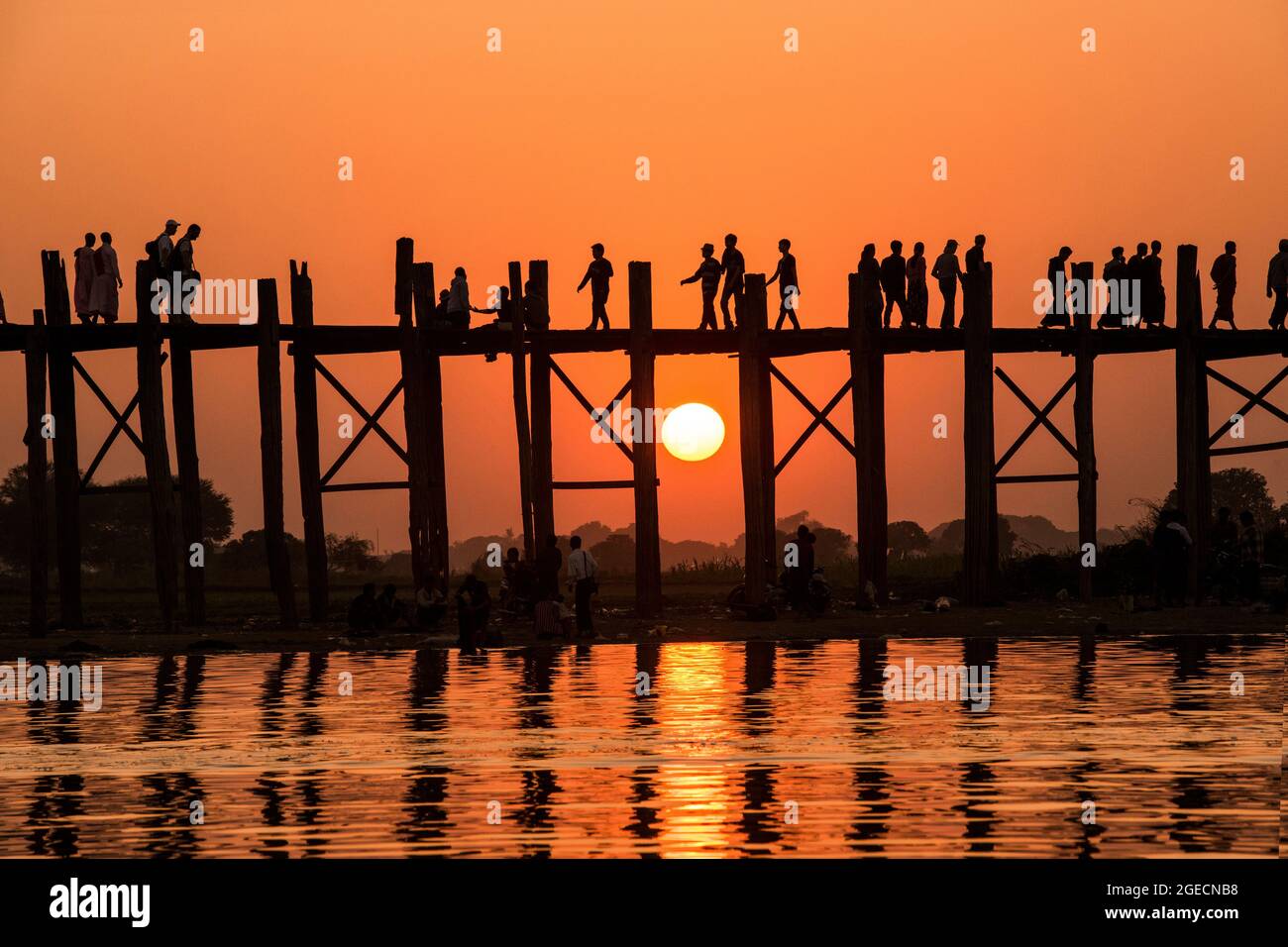 U Bein Bridge - le plus long pont de teck (passerelle) dans le monde à Amarapura, Mandalay, Myanmar silhoueted au coucher du soleil Banque D'Images