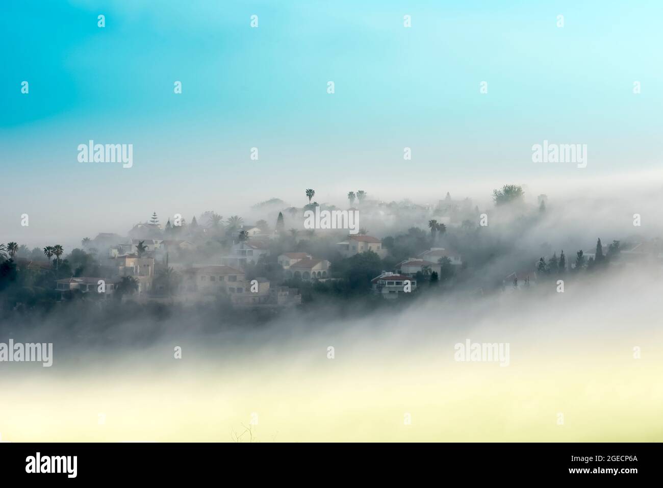 village rural montagneux en brume. Photographié sur la montagne du Carmel, en Israël Banque D'Images