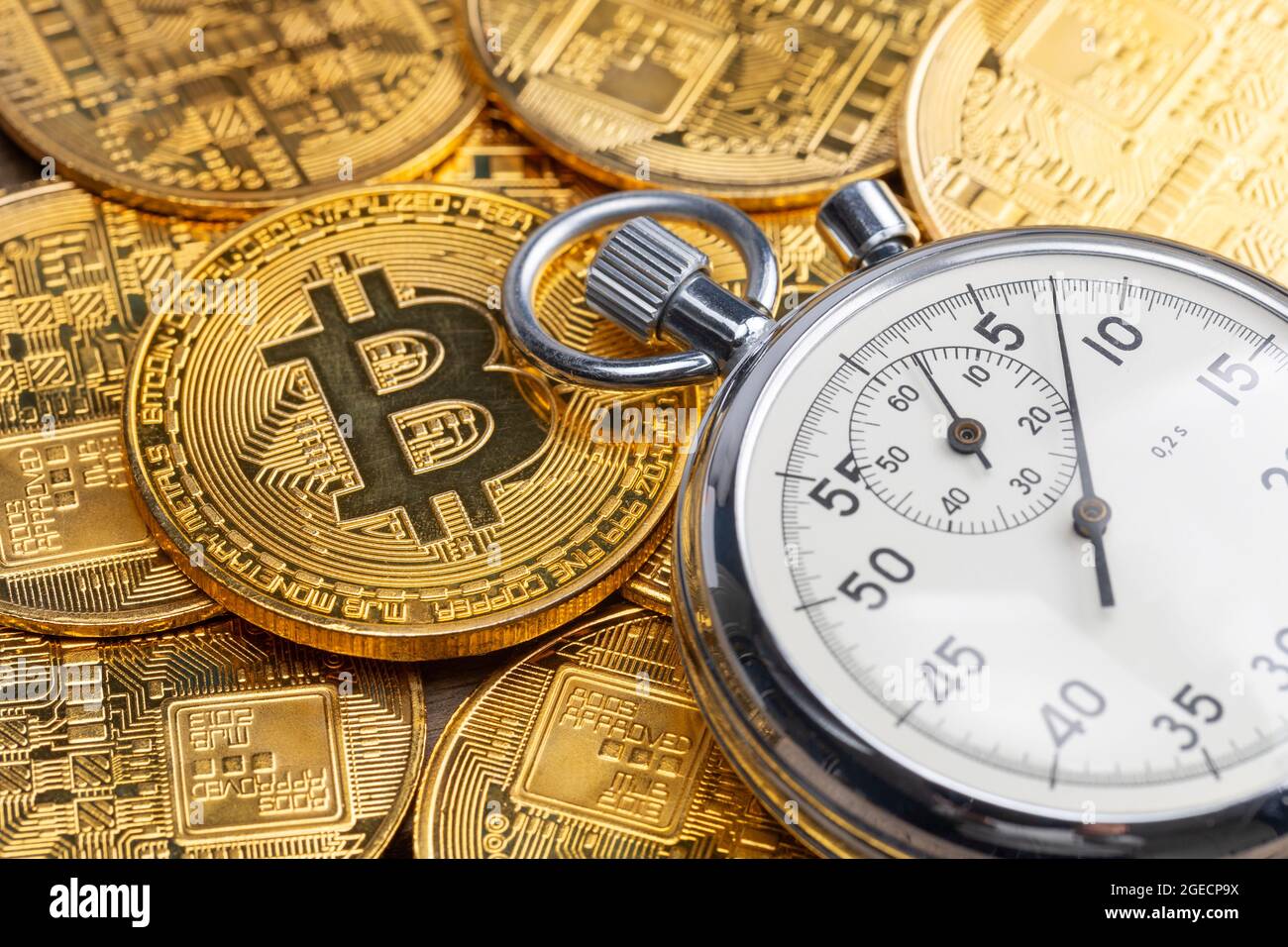Chronomètre et bitcoin. Croissance rapide des crypto-monnaies. Transfert de  crypto-monnaie rapide Photo Stock - Alamy