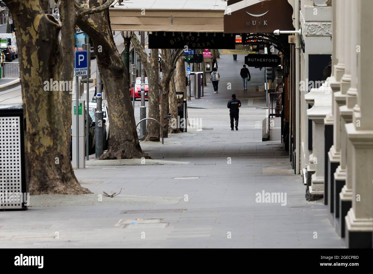 Melbourne, Australie, 7 août 2020. Heure de pointe sur Collins Street pendant la COVID-19 à Melbourne, en Australie. Les restrictions de l'étape 4 se poursuivent à Melbourne, car la vie s'éloigne de la ville maintenant que les permis de travail sont appliqués. Le premier ministre Daniel Andrews n'a pas encore répondu aux questions sur les échecs de son administration qui ont causé plus de 180 décès dans son État. Victoria a enregistré 450 nouvelles infections à COVID-19 et 11 décès en une nuit. Crédit : Dave Helison/Speed Media/Alamy Live News Banque D'Images