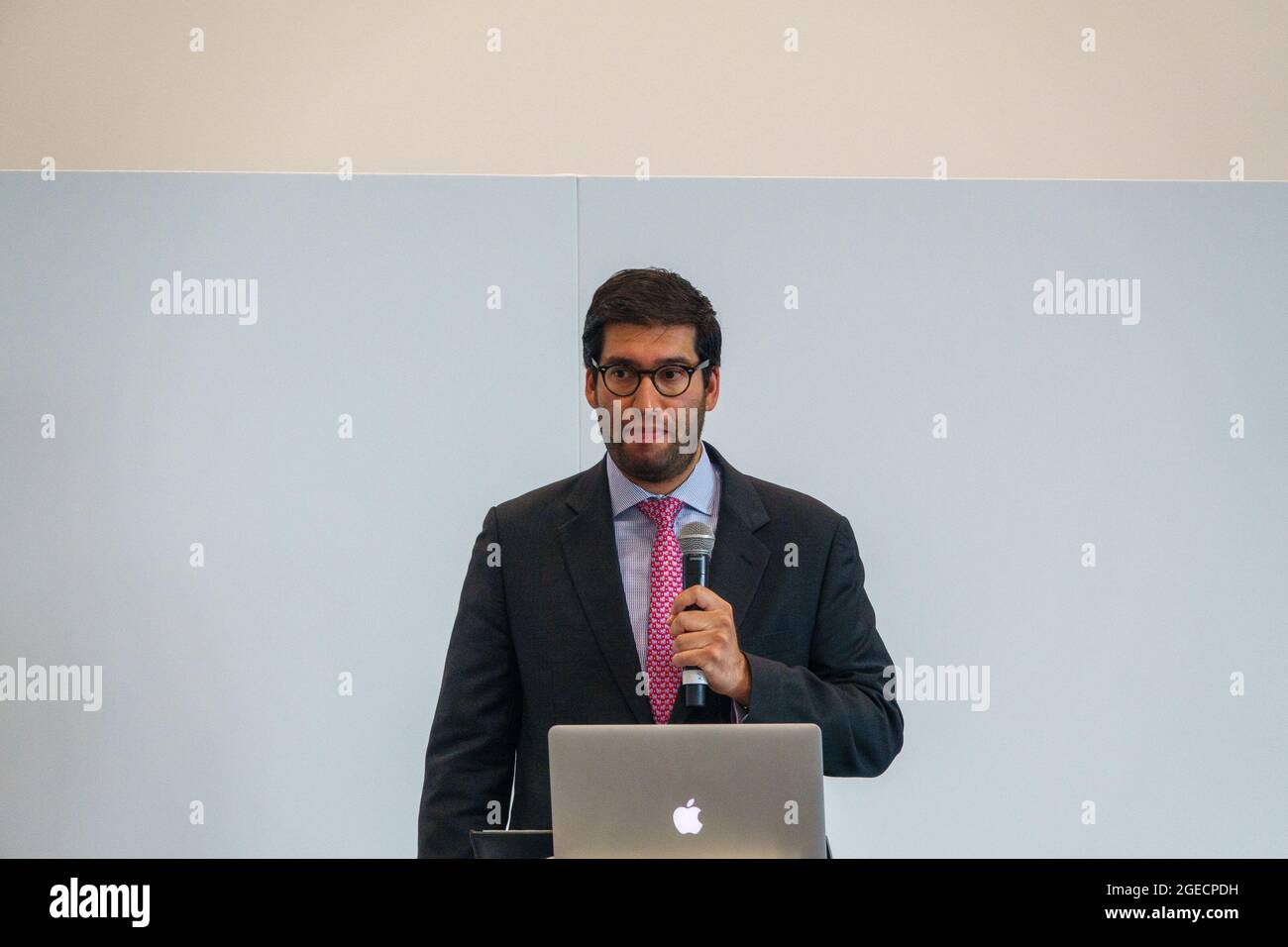 Farnborough, le 19th août 2021.Le député Ranil Jayawardena, ministre du Commerce international, a pris la parole à l'occasion de la Journée nationale de l'industrie automobile. Banque D'Images