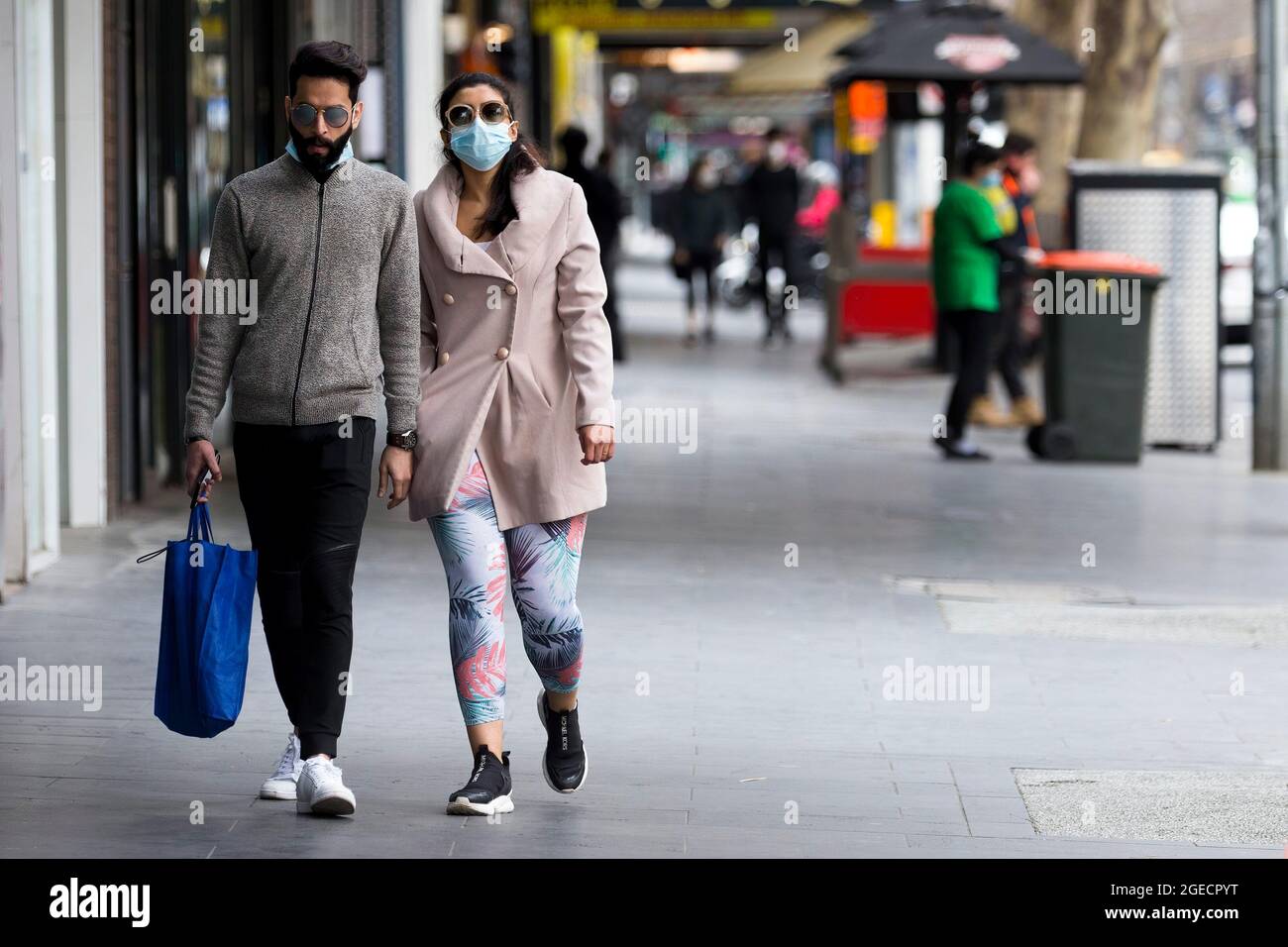 Melbourne, Australie, 12 août 2020. Bien que beaucoup plus calme que les niveaux antérieurs à VVOID, le CBD a été plus occupé que d'habitude mercredi, alors qu'un couple est vu marcher le long d'Elizabeth Street pendant la COVID-19 à Melbourne, en Australie. Victoria a enregistré 21 décès supplémentaires liés à la COVID et 410 nouveaux cas, ce qui marque la journée la plus meurtrière depuis le début de la pandémie. Crédit : Dave Helison/Speed Media/Alamy Live News Banque D'Images