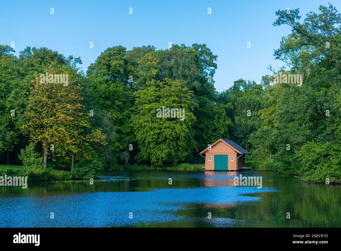 Boathouse sur le lac Emmasee à Bürgerpark Hansestadt Brême ou main City Park Hanseatic ville de Brême, Etat fédéral de Brême, Allemagne du Nord Banque D'Images