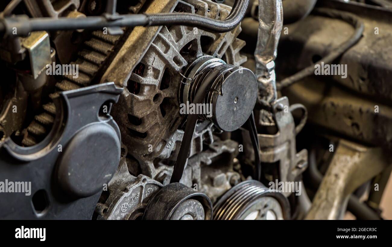 Détail du moteur de voiture de l'alternateur dans un atelier Banque D'Images