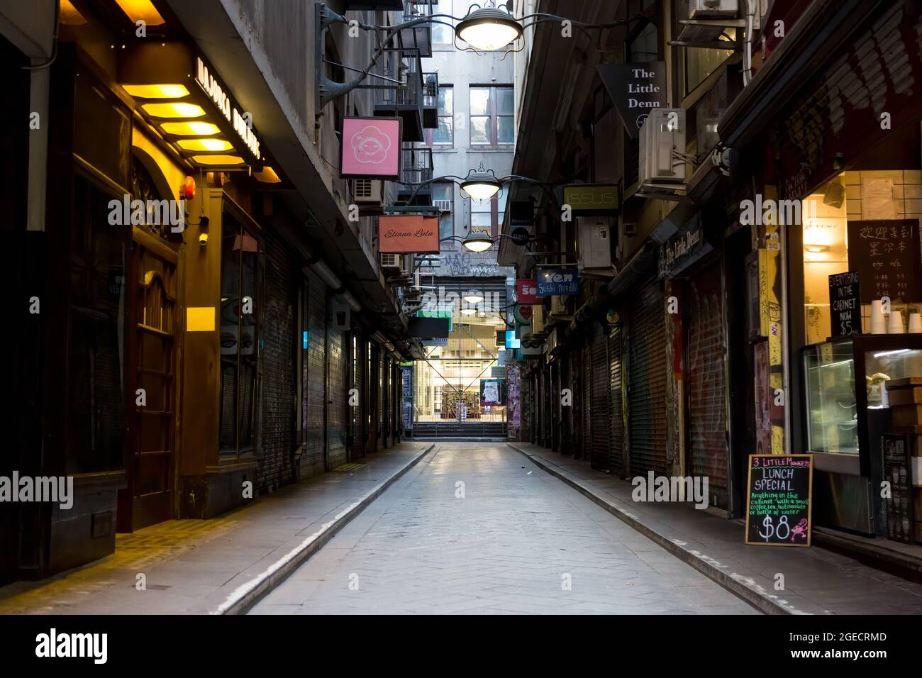 Melbourne, Australie, 18 août 2020. Une vue sur Hosier Lane, qui regorge normalement de cafés et de dîners, reste inutilisée pendant la COVID-19 à Melbourne, en Australie. La quarantaine à l'hôtel a été liée à 99 % des cas COVID-19 de Victoria, a-t-on appris. Cela se produit alors que 222 nouveaux cas ont été découverts et que 17 décès ont été recensés. Melbourne continue de faire l'objet de restrictions de niveau 4, sous réserve de son extension. (Photo de Dave Hewitt/Speed Media) crédit : Dave Hewitt/Speed Media/Alamy Live News Banque D'Images