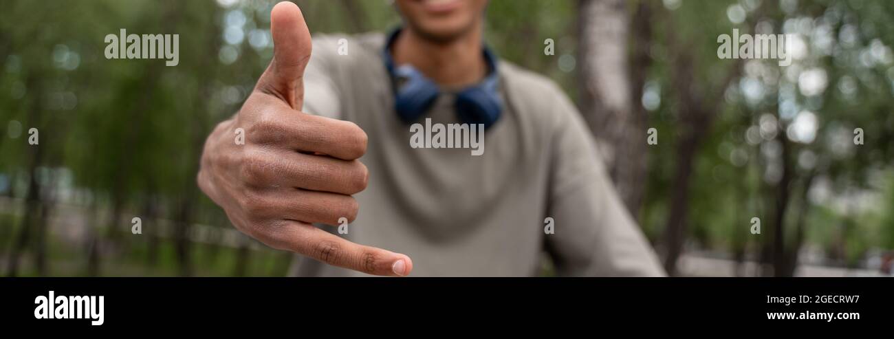 vue rognée d'un homme afro-américain flou montrant pendre geste lâche, bannière Banque D'Images