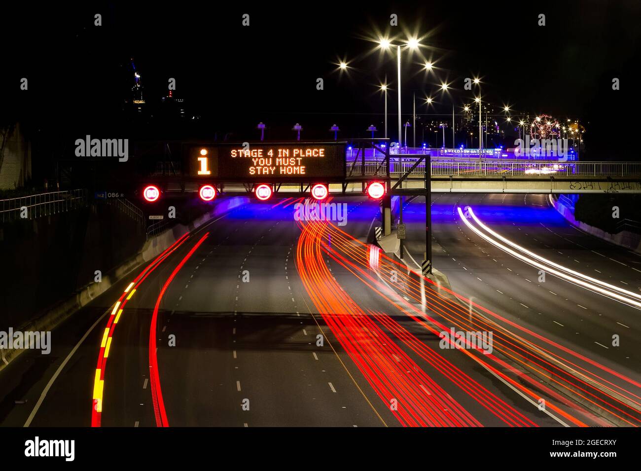 Melbourne, Australie, 25 août 2020. Vue sur Citylink en direction de la ville où un panneau de restrictions de niveau 4 est visible. (Photo de Dave Hewitt/Speed Media) crédit : Dave Hewitt/Speed Media/Alamy Live News Banque D'Images