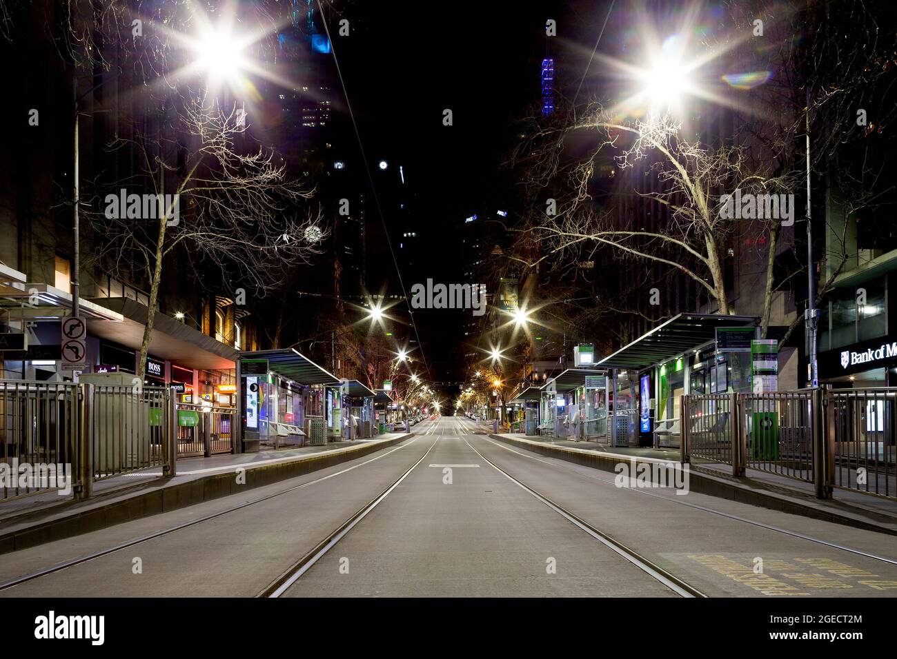 Melbourne, Australie, 26 août 2020. Melbourne sous le couvre-feu, une ville dépourvue de vie. Vue sur un arrêt de tramway sur Collins Street. Crédit : Dave Helison/Speed Media/Alamy Live News Banque D'Images