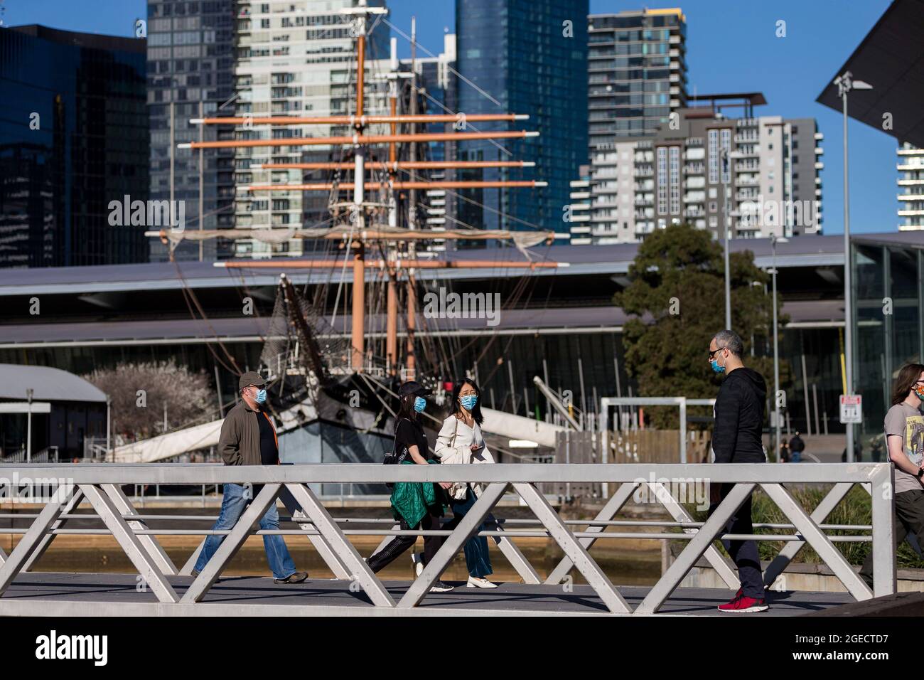 Melbourne, Australie, 29 août 2020. On voit les gens marcher près du Polly Woodside. Le printemps est arrivé alors que les Melbourniens déclarent « la crise » alors qu'ils s'aventurent en grand nombre hors de leur maison pour profiter du soleil, malgré le premier ministre Daniel Andrews leur demandant de rester à l'intérieur pendant le COVID-19 à Melbourne, en Australie. Le premier ministre Daniel Andrews aurait conclu un accord avec les députés de l'interbanc, autorisant ses plans controversés de prolongation de l'état d'urgence pour une période supplémentaire de 12 mois. Ceci vient du fait que les nouvelles infections COVID-19 ont chuté en dessous de 100 pour la première fois depuis le début de la deuxième vague, cependant dai Banque D'Images