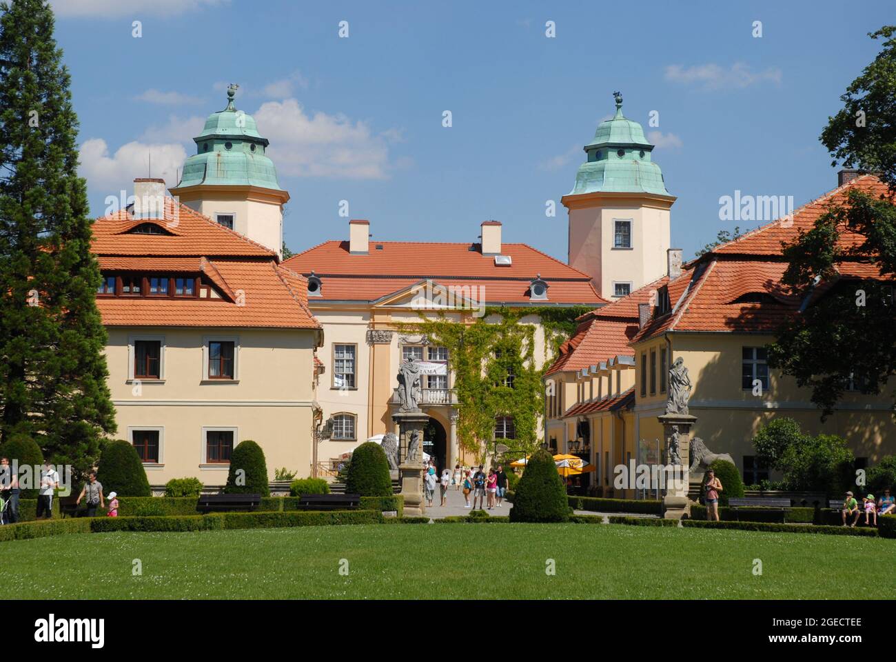 Les touristes entrent dans le complexe historique du château de Ksiaz, Walbrzych, Basse Silésie, Pologne, Banque D'Images