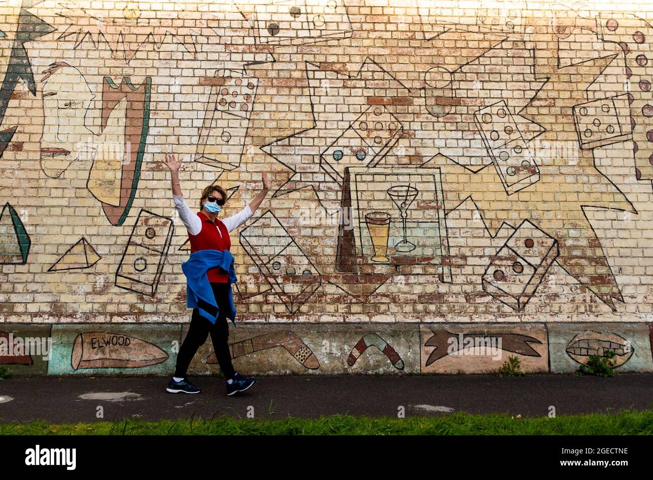 Melbourne, Australie, 8 septembre 2020. Une femme pose à partir d'une fresque à Port Melbourne lors de la COVID-19 à Melbourne, en Australie. Les Melbourniens apprécient le soleil tandis que l'État de Victoria plonge plus profondément dans la récession avec une dépression qui semble plus probable, la confiance dans le gouvernement Andrews faiblit avec la publication de leur carte routière des restrictions les plus draconiennes et les plus durables au monde. La communauté médicale s'est heurtée contre le premier ministre Daniel Andrews, suggérant que son approche de la vision tunnel cause plus de dommages que la maladie. Victoria a enregistré 41 autres cas de coronavirus Banque D'Images